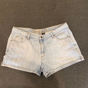 Arizona light wash jean shorts 100% cotton size 17